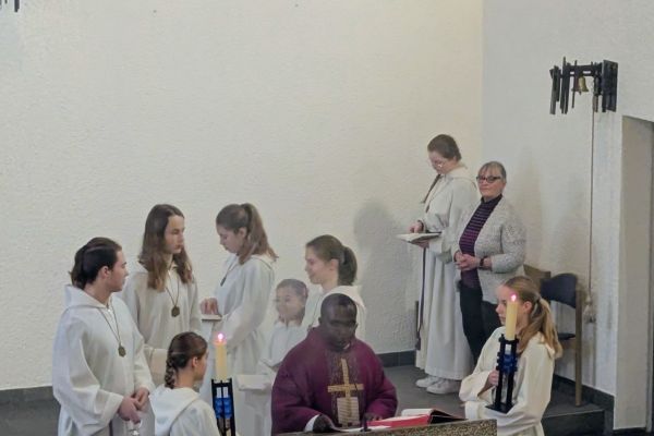 ministrantenaufnahme-3-2026CCAF8850-96BA-43DE-9718-9639C95693D9.jpg